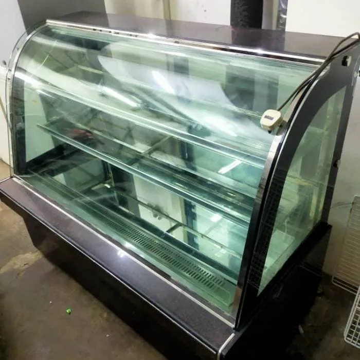Curved glass display chiller for beverages
